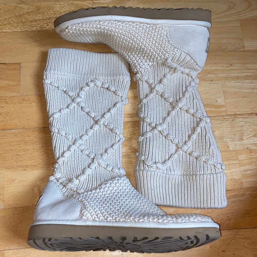 Cream knitted boots